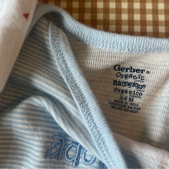 Bundle of 7 onesies + 3 bibs gerber / Carter's.
3-6 Months - Picture 7 of 12
